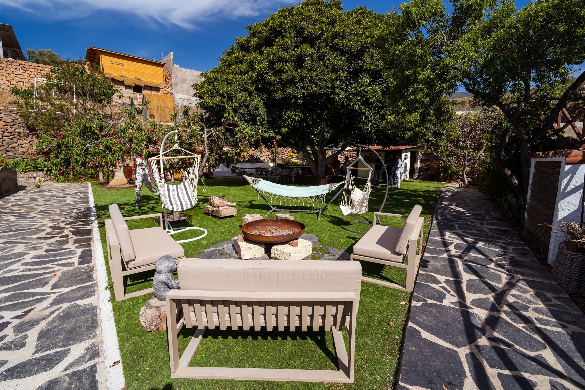 Jardín de La Lucecita bajo los árboles