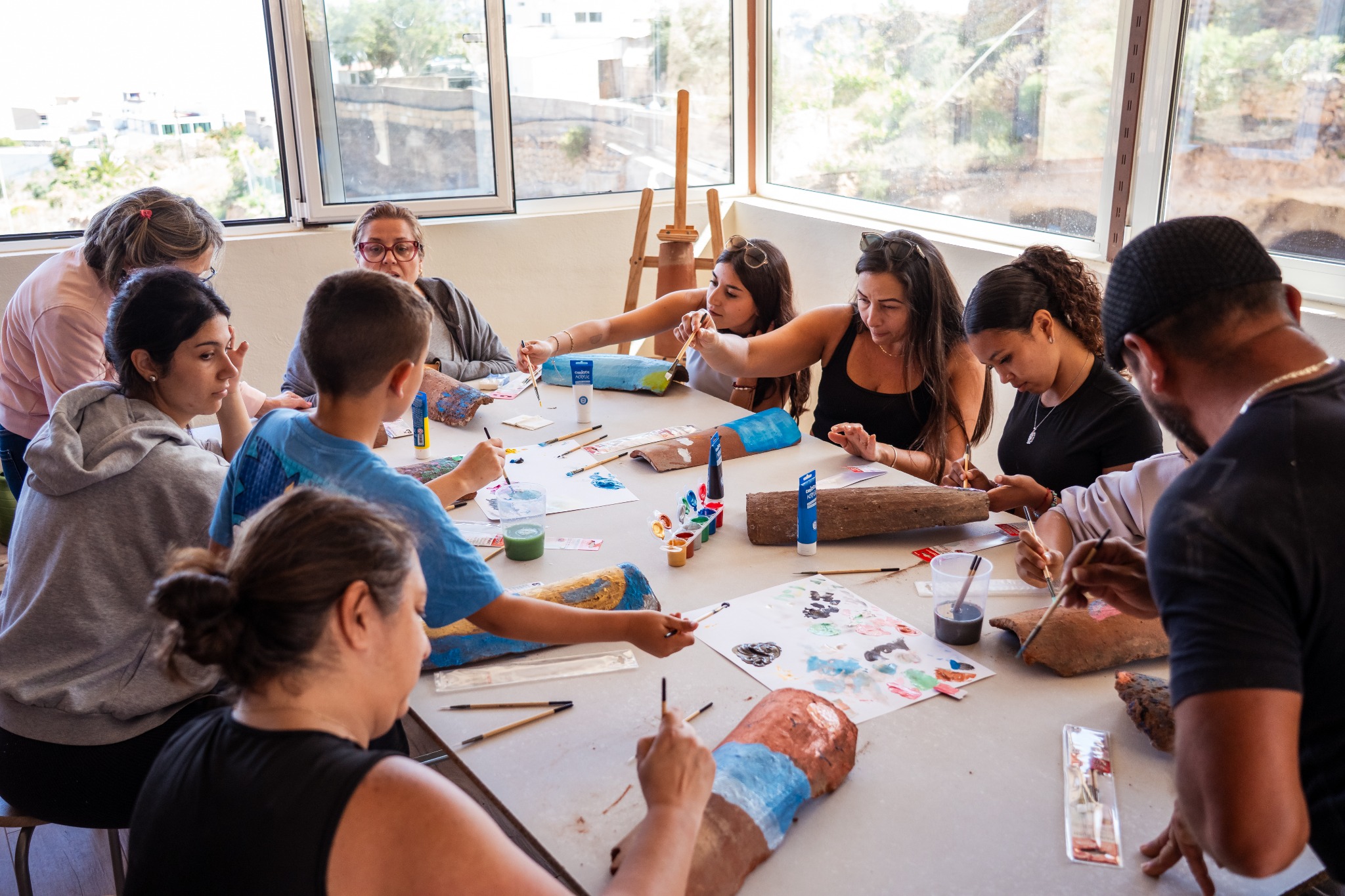 Familias creando juntas en un taller de La Lucecita